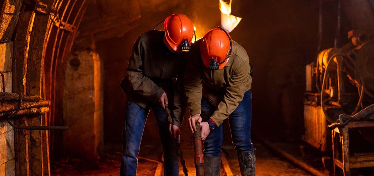 Mineros trabajando en una mina (Foto. Freepik)