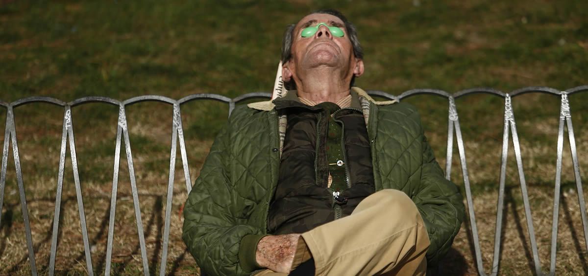 Hombre bajo la luz del sol, esencial para conseguir vitamina D (Foto. EP)