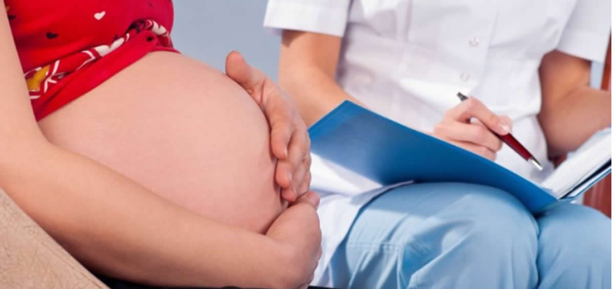 Mujer embarazada en consulta (Foto. Junta de Andalucía)