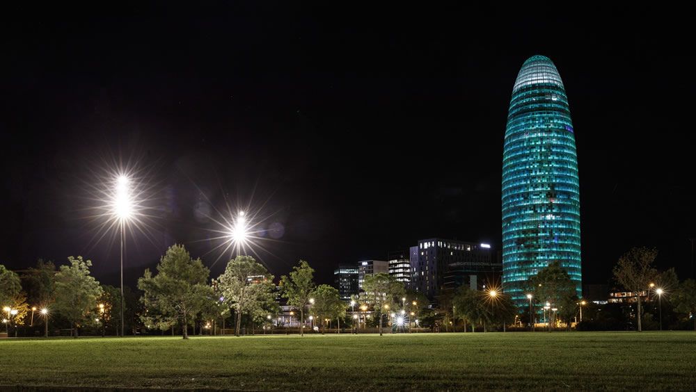 Día Mundial del Farmacéutico: Torre Glòries de Barcelona se ilumina de verde