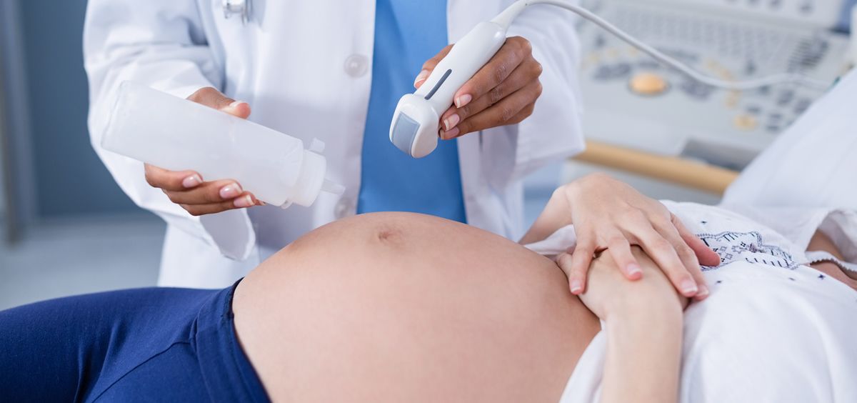 Una doctora realiza una ecografía a una mujer embarazada (Foto. Freepik)