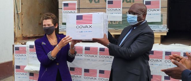 Llegada del primer cargamento de vacunas contra la Covid 19 a República del Congo a través de COVAX (Foto. @WHOAFRO)