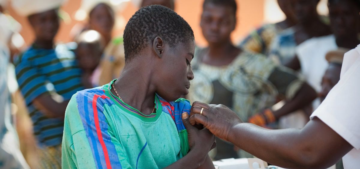 Un joven se vacuna con MenAfriVac en el lanzamiento de la vacuna en 2010 en Burkina Faso (Foto. PATH / Gabe Bienczycki)