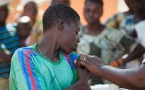Un joven se vacuna con MenAfriVac en el lanzamiento de la vacuna en 2010 en Burkina Faso (Foto. PATH / Gabe Bienczycki)