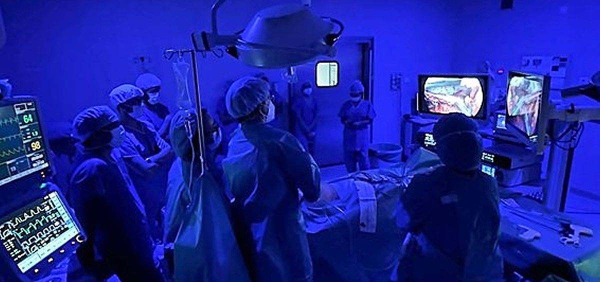 Personal del Servicio de Cirugía General y Aparato Digestivo del HUIE realizando una intervención de hernia inguinal con cirugía mínimamente invasiva (Foto: Infanta Elena)
