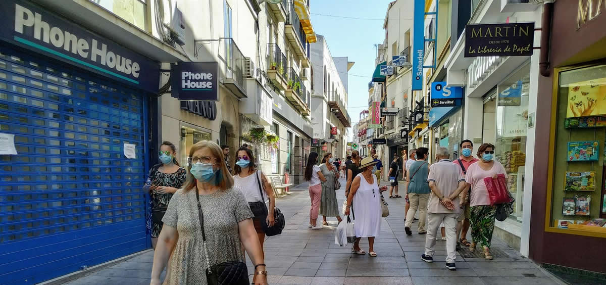 Personas con mascarilla en la calle Santa Eulalia de Mérida (Foto: EP)