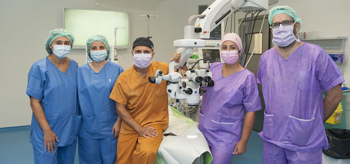 Los oftalmólogos Noemí Barnils, Maravillas Abia y Ferran Mascaró y los cirujanos plásticos Anna López Ojeda y Oriol Bermejo del Hospital de Bellvitge (Foto: Hospital de Bellvitge)