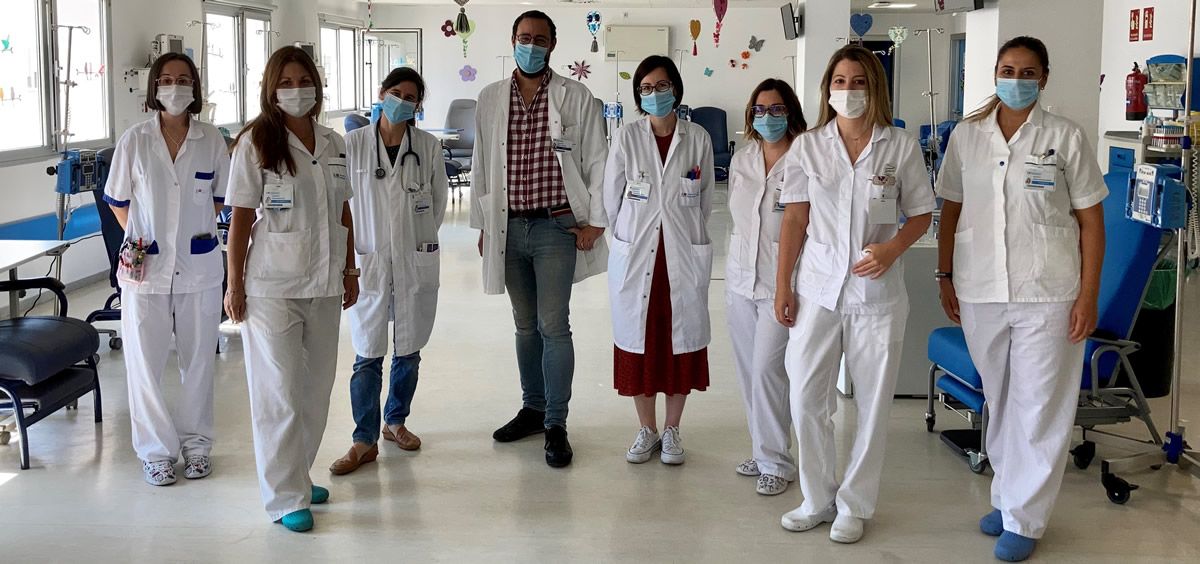 El doctor Daniel Naya, especialista en Hematología del Hospital Universitario Infanta Elena, junto al resto del equipo del Hospital de Día Hematológico del HUIE (Foto: Infanta Elena)