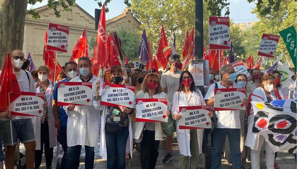Profesionales protestando frente a la sede de la Consejería de Sanidad (Foto. CCOO)