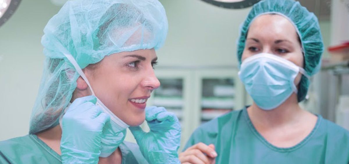 Enfermeras durante una intervención quirúrgica (Foto: EP)