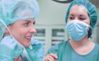 Enfermeras durante una intervención quirúrgica (Foto: EP)