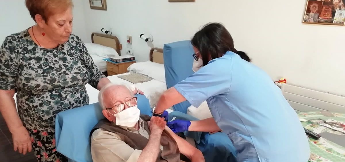 Vacunación con la tercera dosis en residencias de mayores (Foto: Junta de Andalucía)