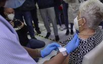 Una sanitaria vacuna a una mujer en la Residencia de Mayores Vista Alegre (Foto: Jesús Hellín/EP)
