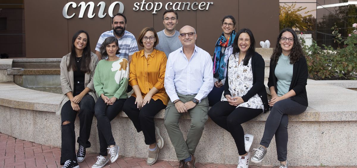 El hematólogo Joaquín Martínez (centro, primera fila) junto a su equipo de la Unidad de Investigación Clínica de Tumores Hematológicos H12O-CNIO (Foto: Laura M. Lombardía/CNIO)