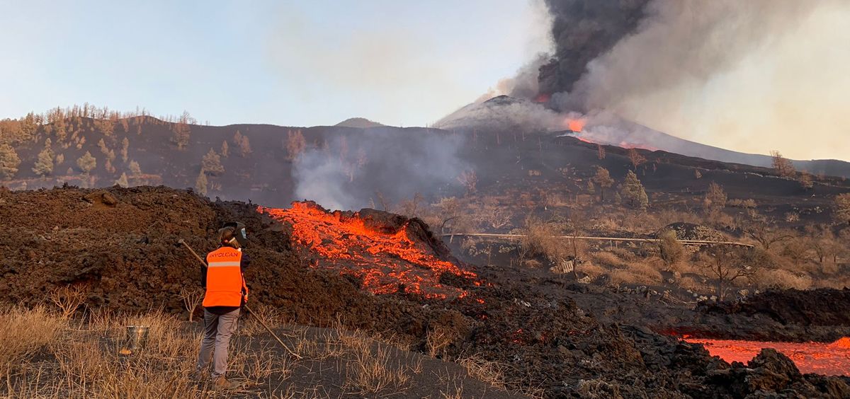 Personal del Instituto Volcanológico de Canarias trabajando tras la erupción del volcán en La Palma (Foto: Involcan)