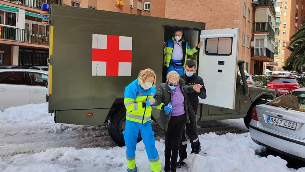 Los vehículos de la Agrupación de Sanidad nº 1 del Ejército de Tierra, en colaboración con la Unidad Militar de Emergencias, integrados con el SUMMA 112 para dar una respuesta sanitaria más ágil en Madrid durante la borrasca Filomena (Foto: UME)