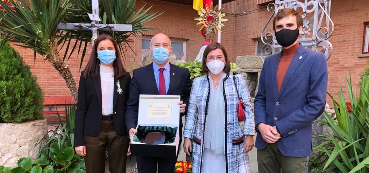 El jefe de la UCI San Pedro de Logroño, Fernando Martínez Soba,  recibe el tricornio de honor por su labor