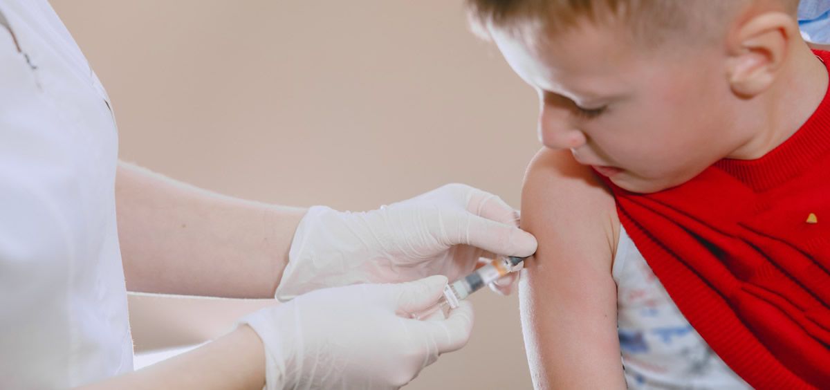 Niño vacunándose (Foto: Freepik)