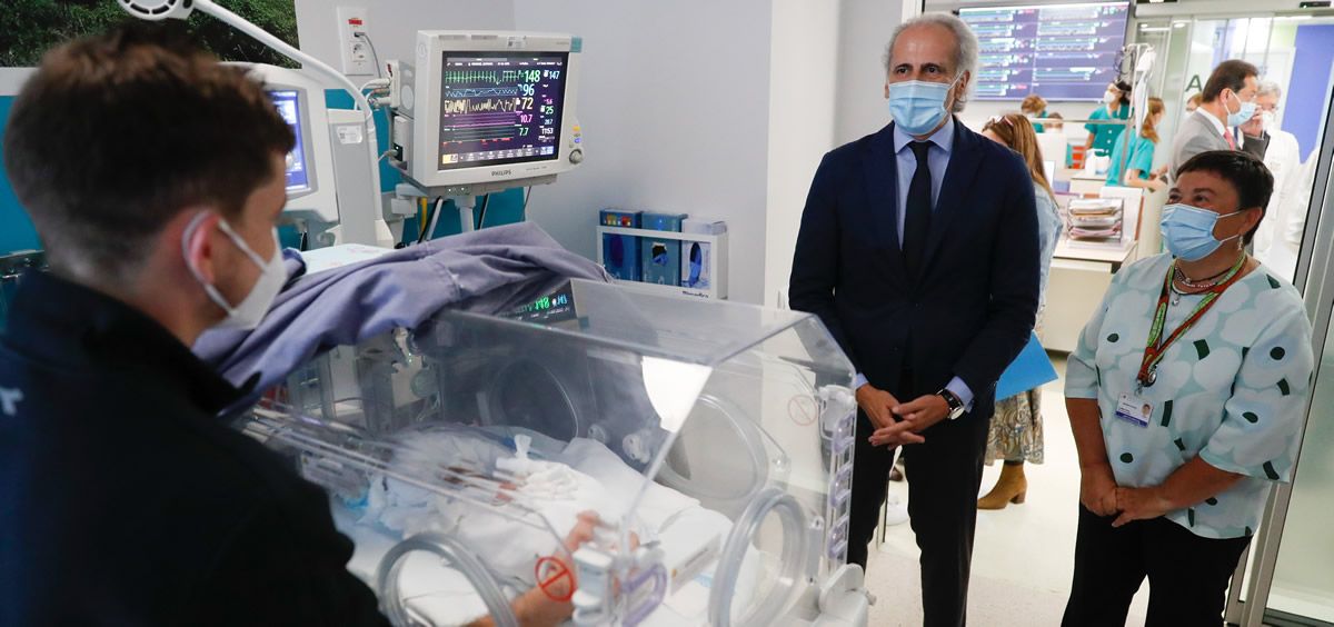El consejero de Sanidad de la Comunidad de Madrid, Enrique Ruiz Escudero, visita el Servicio de Neonatología del Hospital 12 de Octubre (Foto: Comunidad de Madrid)