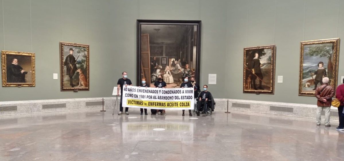 Las víctimas del aceite de colza se manifiestan en el Museo del Prado. (Foto. Twitter @RadioMadrid)