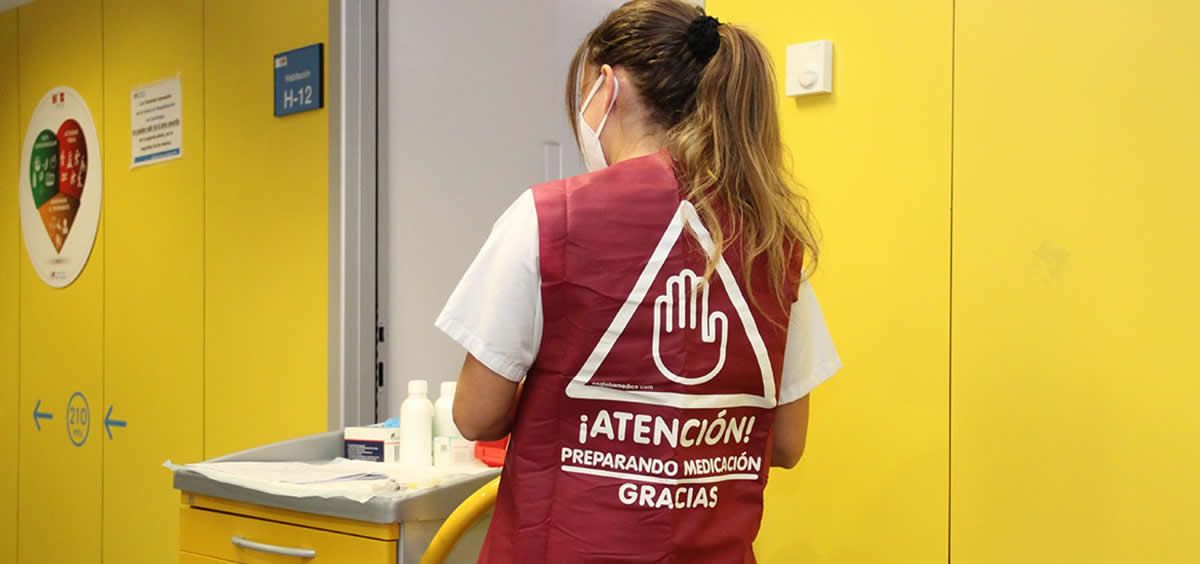 Un estudio del Hospital Clínico San Carlos avala el uso de chalecos identificativos en la preparación de medicación (Foto: Comunidad de Madrid)