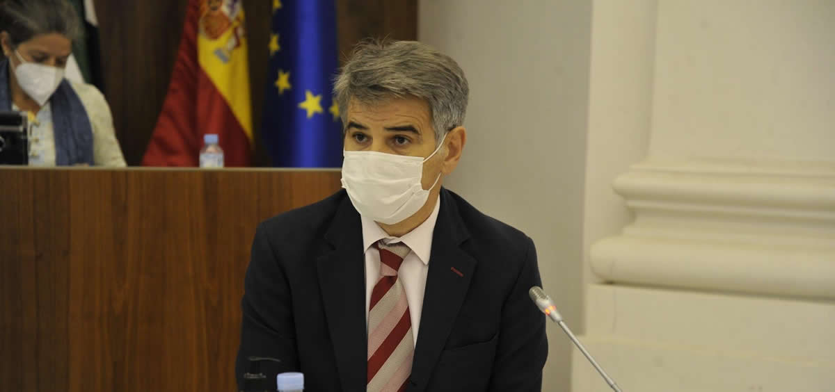 El director gerente del Servicio Extremeño de Salud (SES), Ceciliano Franco, en la Comisión de Sanidad de la Asamblea (Foto: Asamblea)