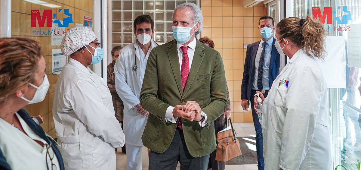 El consejero de Sanidad de la Comunidad de Madrid, Enrique Ruiz Escudero, visita el Centro de Salud Barajas (Foto: Comunidad de Madrid)