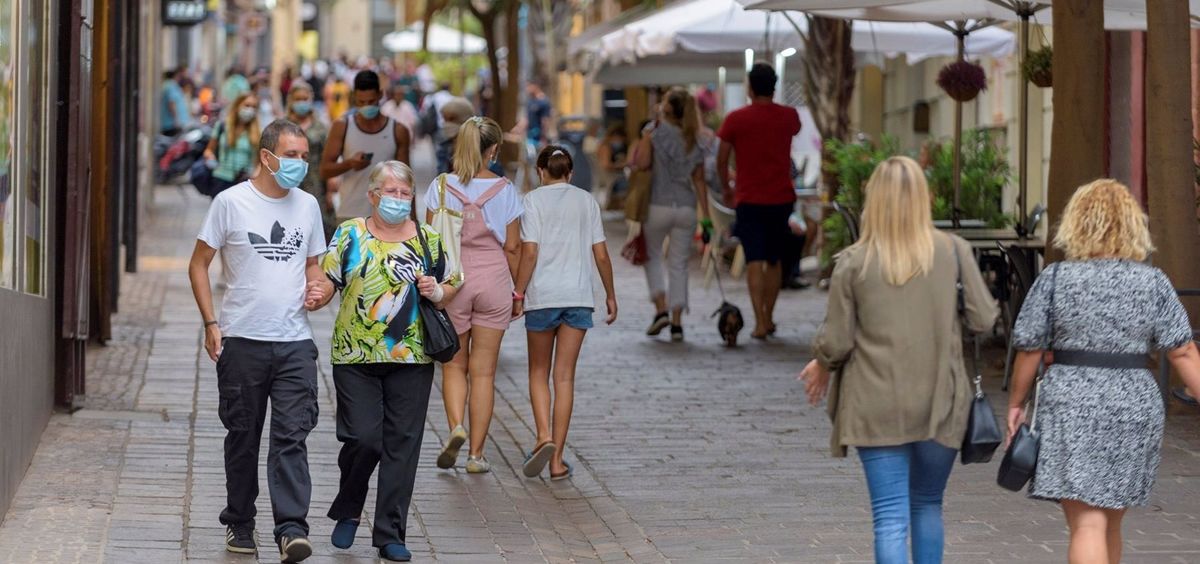 Gente con mascarilla paseando por la calle Teobaldo Power, en Santa Cruz de Tenerife (Foto. Ayuntamiento de Santa Cruz de Tenerife)
