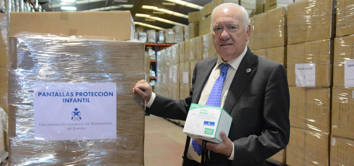 Florentino Pérez Raya, presidente del Consejo General de Enfermería, junto al material para su envío a La Palma (Foto: CGE)