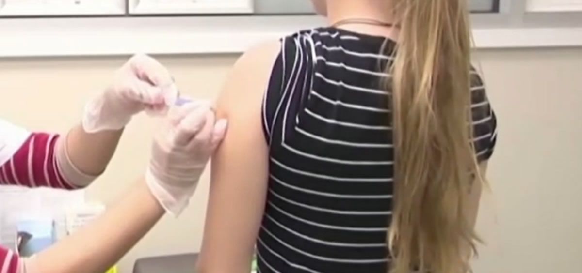 Niña vacunándose contra la Covid 19 en Estados Unidos (Foto. 24 Horas)