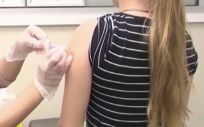 Niña vacunándose contra la Covid 19 en Estados Unidos (Foto. 24 Horas)