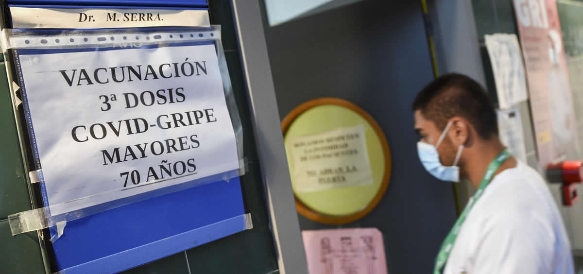 Un enfermero entra en una sala donde se administran vacunas contra la gripe y terceras dosis de la vacuna contra el Covid-19, en el Centro de Salud Plaza Segovia, en Valencia (Foto: Jorge Gil/EP)