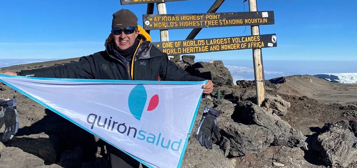 El traumatólogo Miguel Toledo tras la subida en la cima de Kilimanjaro (Foto. QuirónSalud)