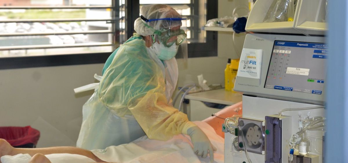 Una profesional sanitaria atiende a un paciente covid en la UCI (Foto: Junta de Andalucía)