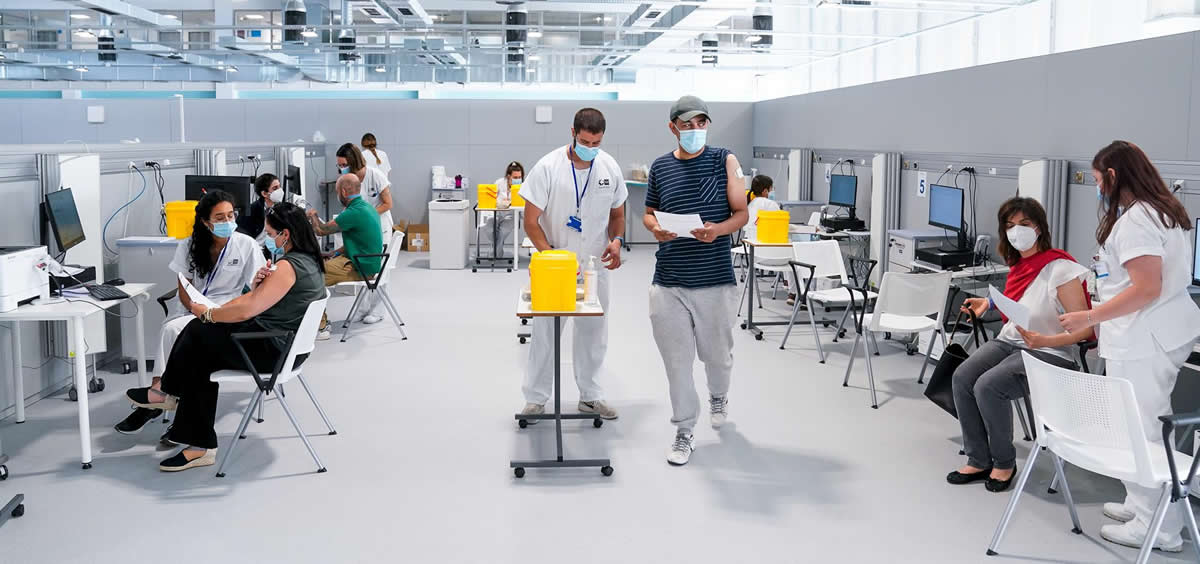  Enfermeros y pacientes en las instalaciones del Hospital público de emergencias Enfermera Isabel Zendal (Foto: A. Pérez Meca/EP)