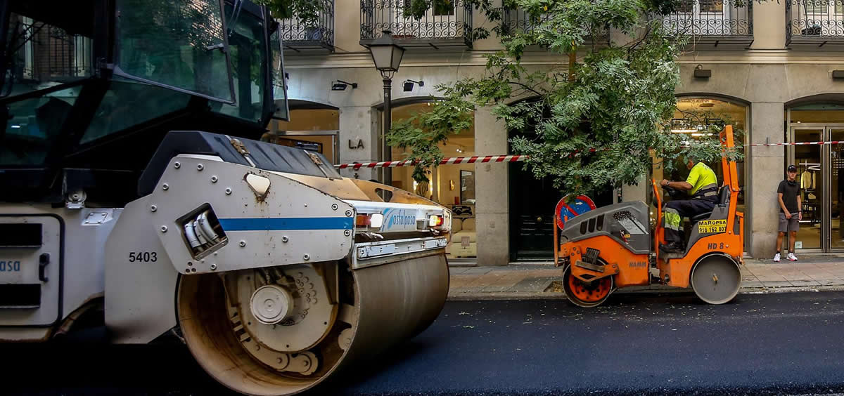  Trabajadores y máquinas de asfaltado (Foto: Ricardo Rubio/EP)