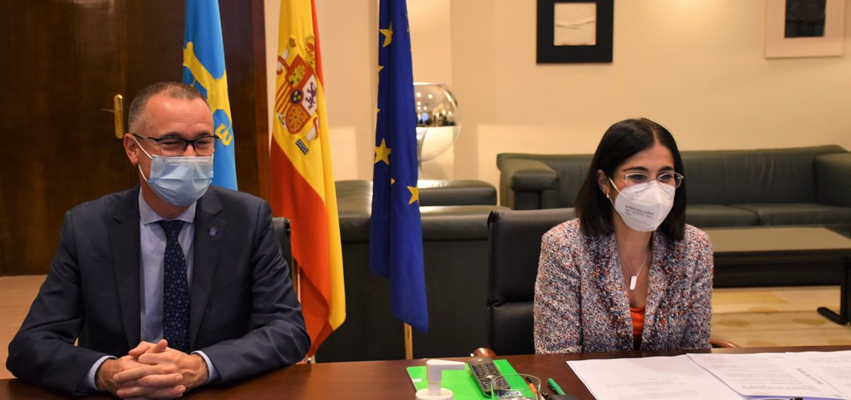 El consejero de Sanidad de Asturias, Pablo Ignacio Fernández Muñiz, junto a la ministra de Sanidad, Carolina Darias (Foto: Pool Ministerio de Sanidad)