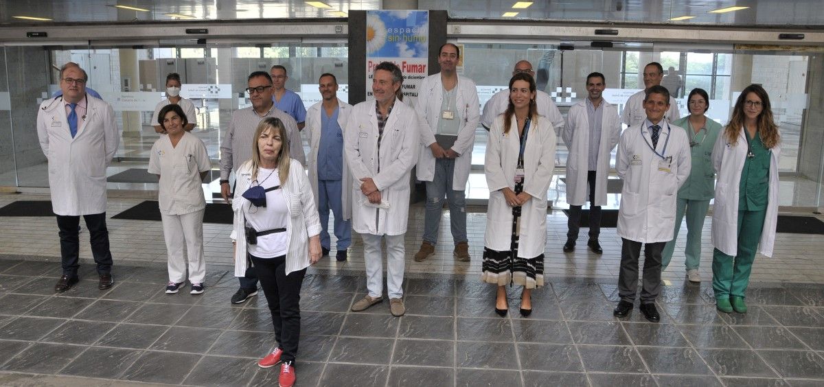La paciente Concepción Hernández Casañas y el equipo médico del centro. (Foto. Hospital Doctor Negrín)