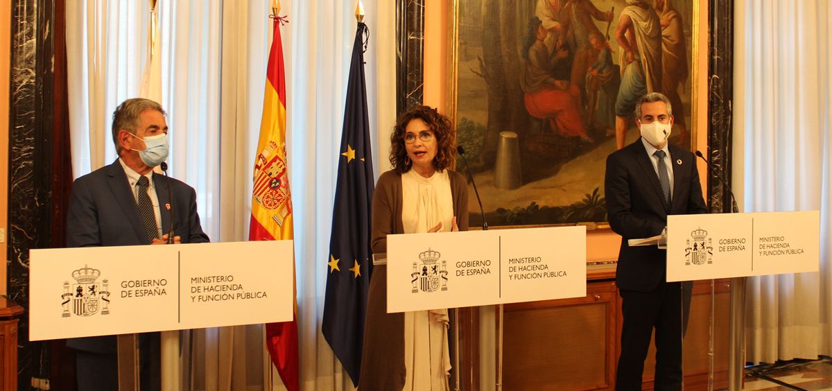 María Jesús Montero (c), ministra de Hacienda, junto a Miguel Ángel Revilla (i), y Pablo Zuloaga (d), presidente y vicepresidente de Cantabria (Foto: M. Hacienda)