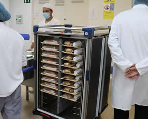 Carro térmico para la comida en el Hospital Rodríguez Lafora (Foto. CAM)