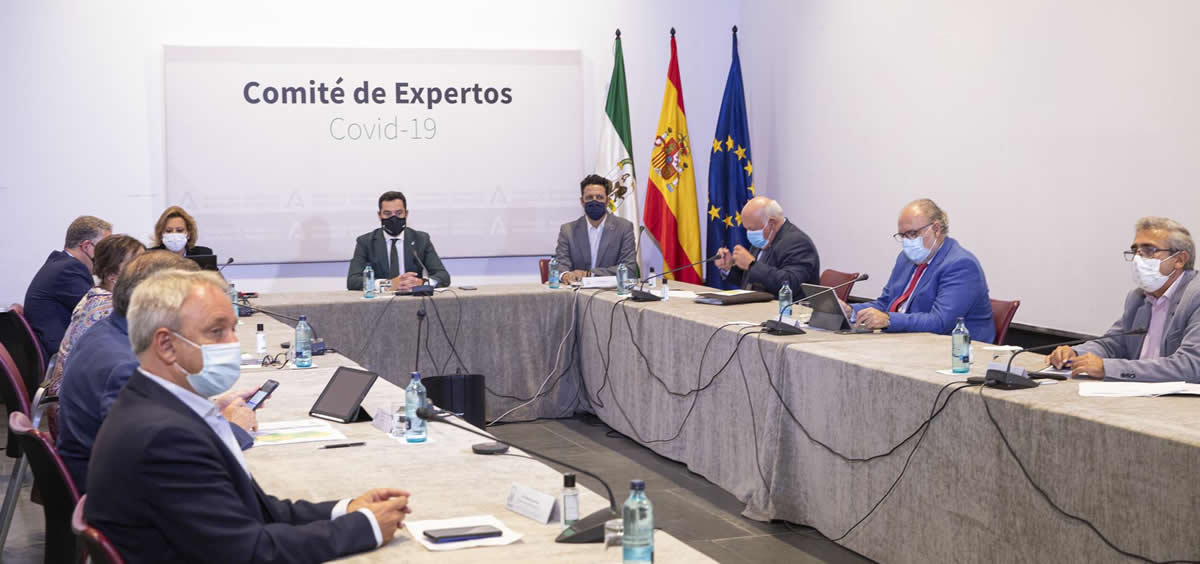 El presidente de la Junta de Andalucía, Juanma Moreno, durante la reunión del Comité de Expertos (Foto: Maria José López/EP)
