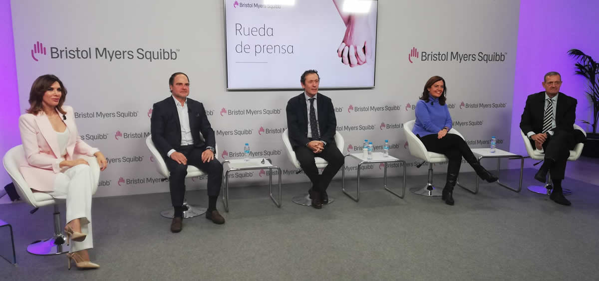De izquierda a derecha, Verónica Sánchez (moderadora), Roberto Úrbez, y los doctores Luis Paz Ares, Aránzazu González del Alba y Alfonso Berrocal en la presentación de BMS (Foto. Consalud)