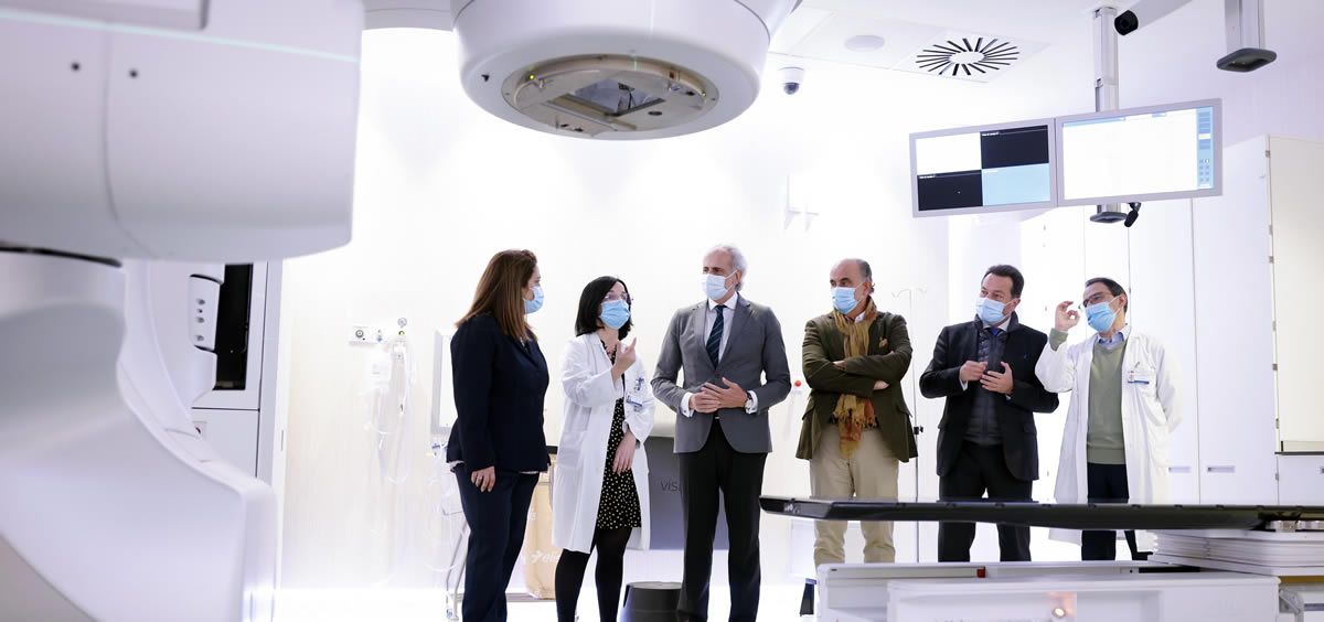 El consejero de Sanidad, Enrique Ruiz Escudero, durante su visita al Servicio de Oncología Radioterápica del Hospital de Fuenlabrada (Foto: Comunidad de Madrid)