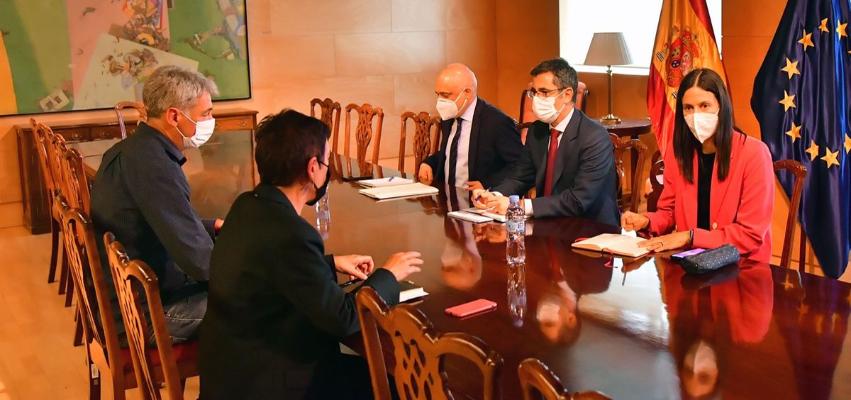Representantes de EH Bildu, reunidos con Félix Bolaños, ministro de Presidencia (Foto: Pool Moncloa)