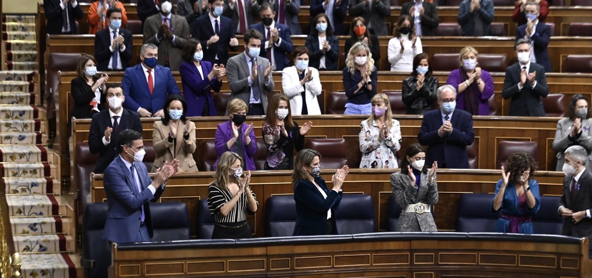 La bancada socialista aplaude tras aprobarse los PGE de 2022 en el Congreso (Foto: PSOE)