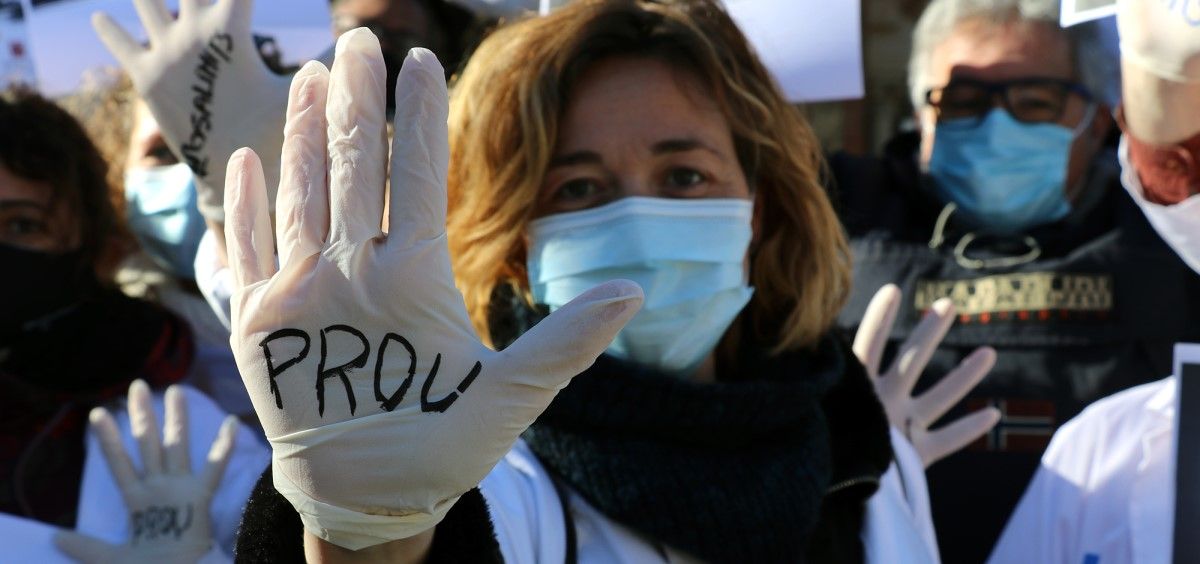 Una médico catalana con la palabra 'prou' (suficiente en catalán), escrita en el guante. (Foto. Metges de Catalunya)