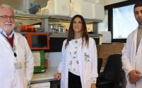 Investigadores Rafael Solana, Alejandra Pera y Fakhri Hassouneh descubren el efecto que el virus del herpes tiene en el sistema inmunológico (Foto. Universidad de Córdoba)