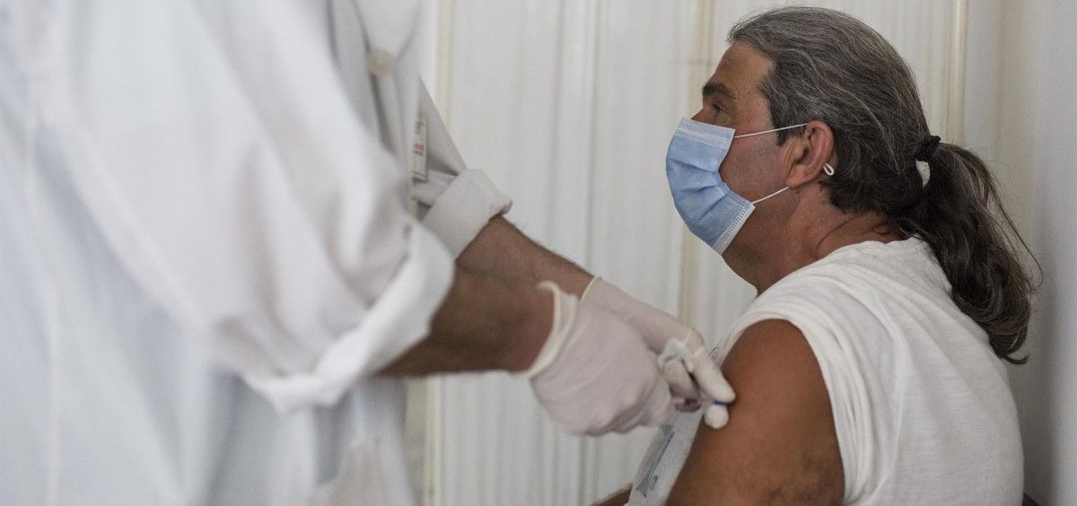 Un hombre se vacuna contra la Covid 19 en Grecia. (Foto.  Socrates Baltagiannis dpa. EP)