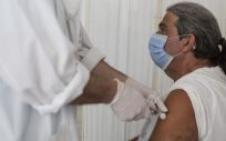Un hombre se vacuna contra la Covid 19 en Grecia. (Foto.  Socrates Baltagiannis dpa. EP)