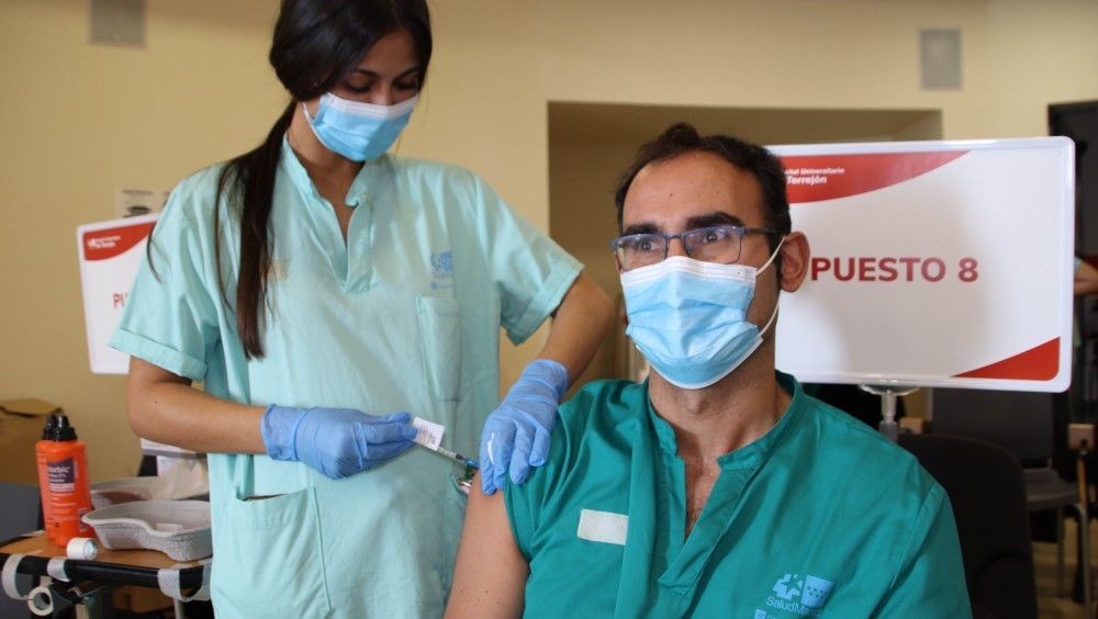 Los sanitarios del Hospital de Torrejón reciben la dosis de refuerzo